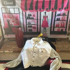 Hello ladies
Looking for some different in a jacket? Great buy!